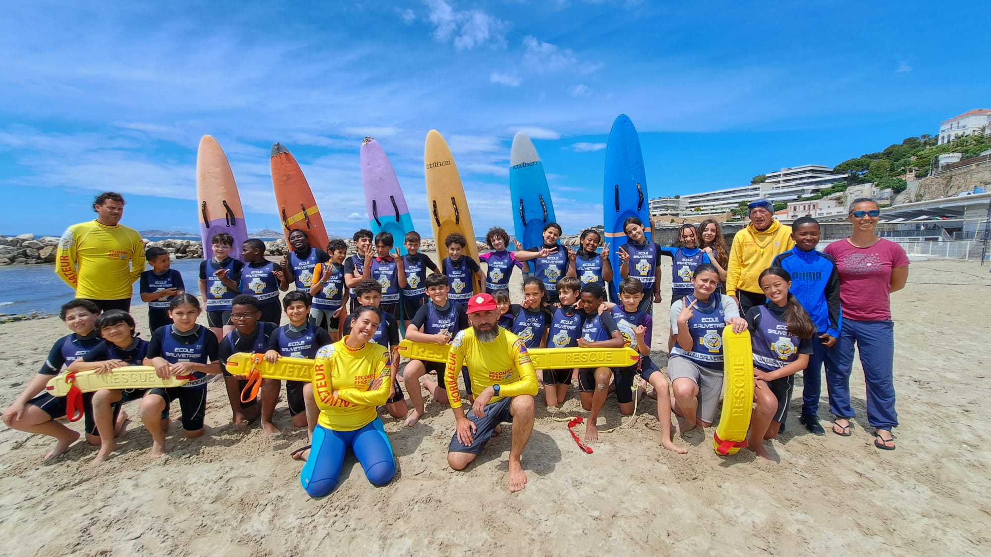 Activités nautiques de groupe sur la plage Marseille