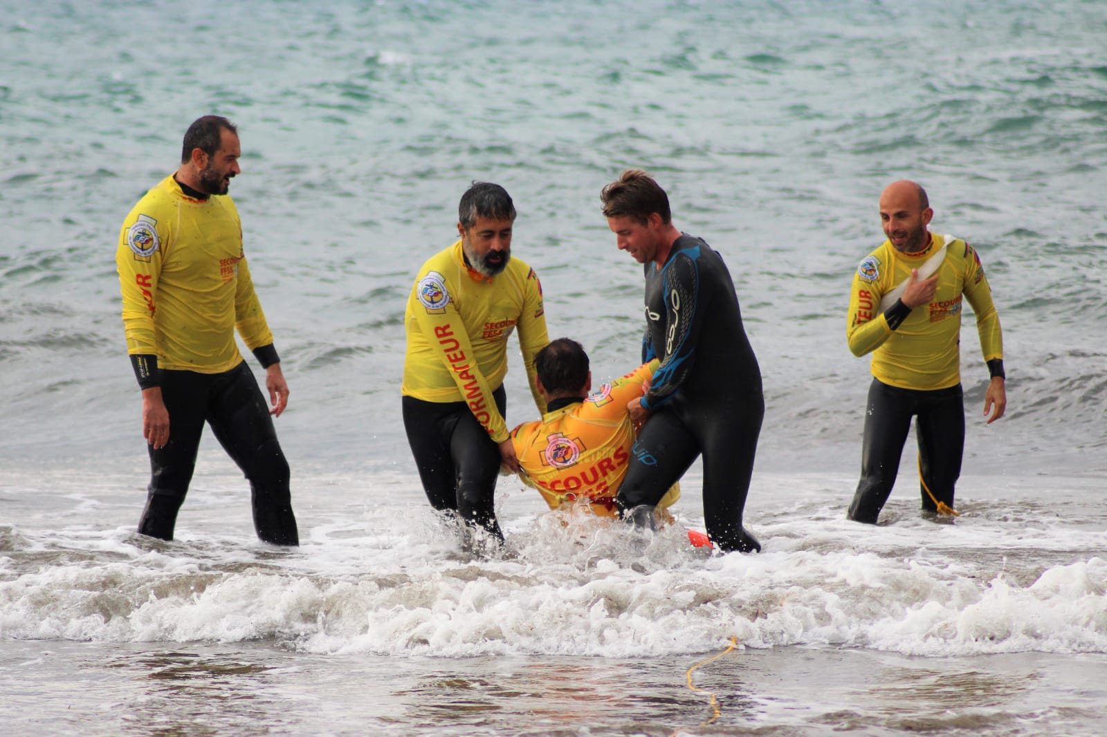 Exercice de sauvetage côtier en équipe dans les vagues — Groupe BNSSA ESM Marseille