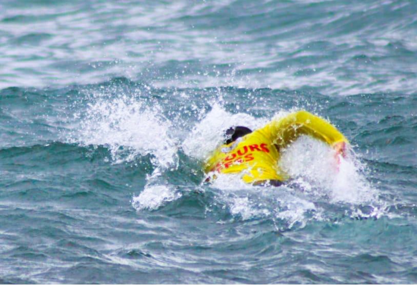 Nageur sauveteur en action dans les vagues — Groupe BNSSA ESM Marseille