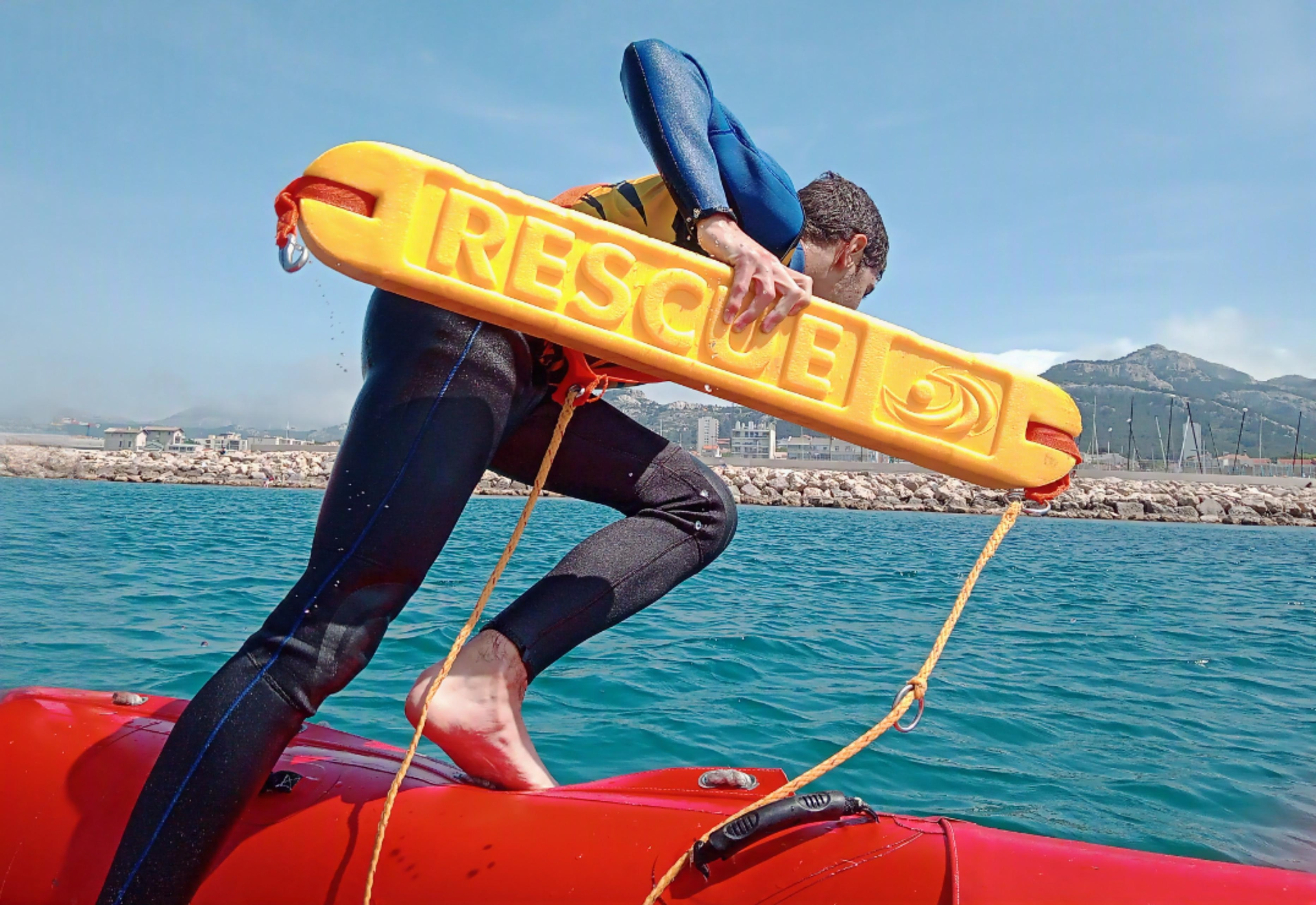 Embarquement sur bateau de sauvetage avec rescue tube