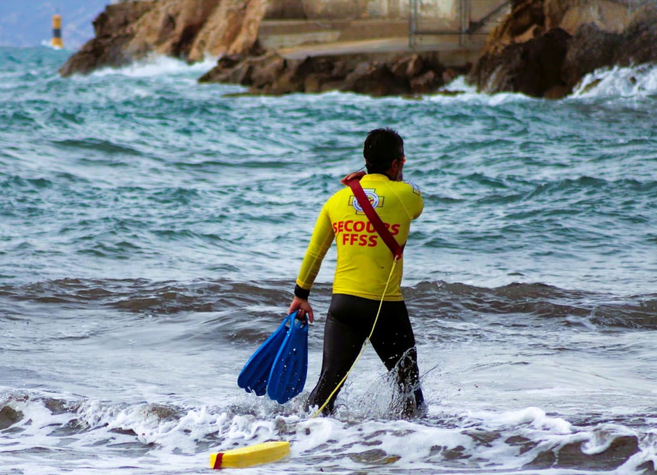Sauveteur en combinaison avec palmes entrant dans l'eau — Groupe BNSSA ESM Marseille