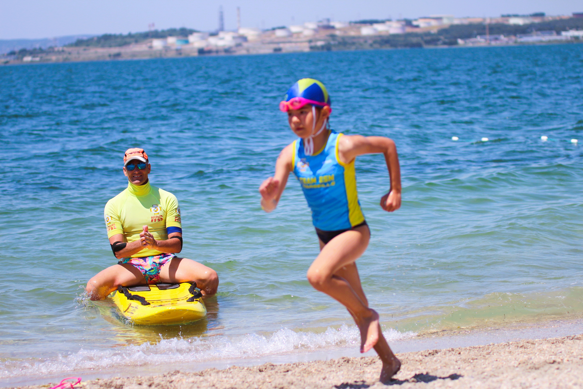 Jeune Nippers en course sur la plage avec encadrant ESM Marseille