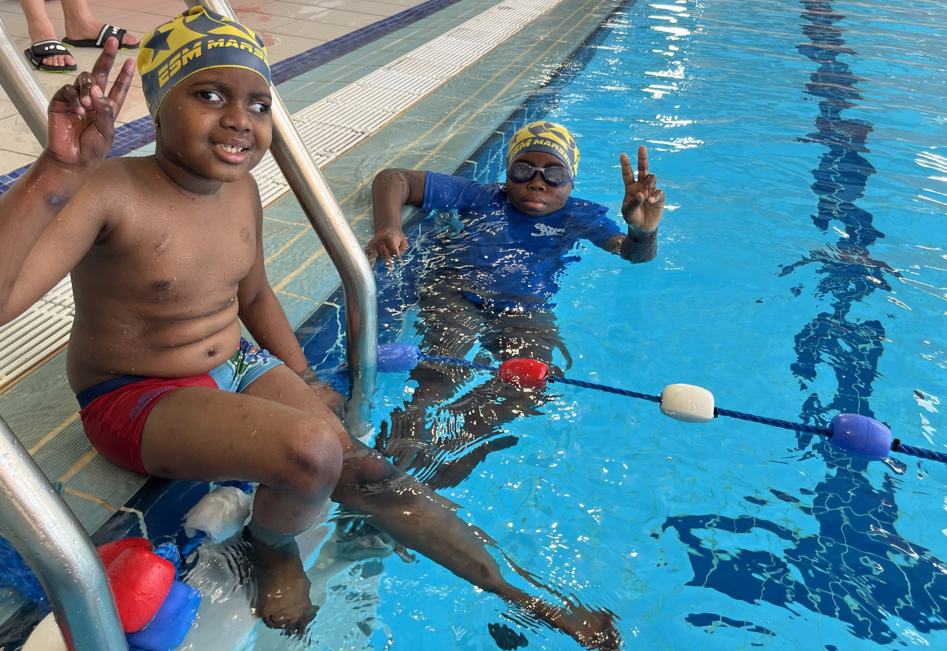 Jeunes pratiquants Handi Sauvetage au bord du bassin