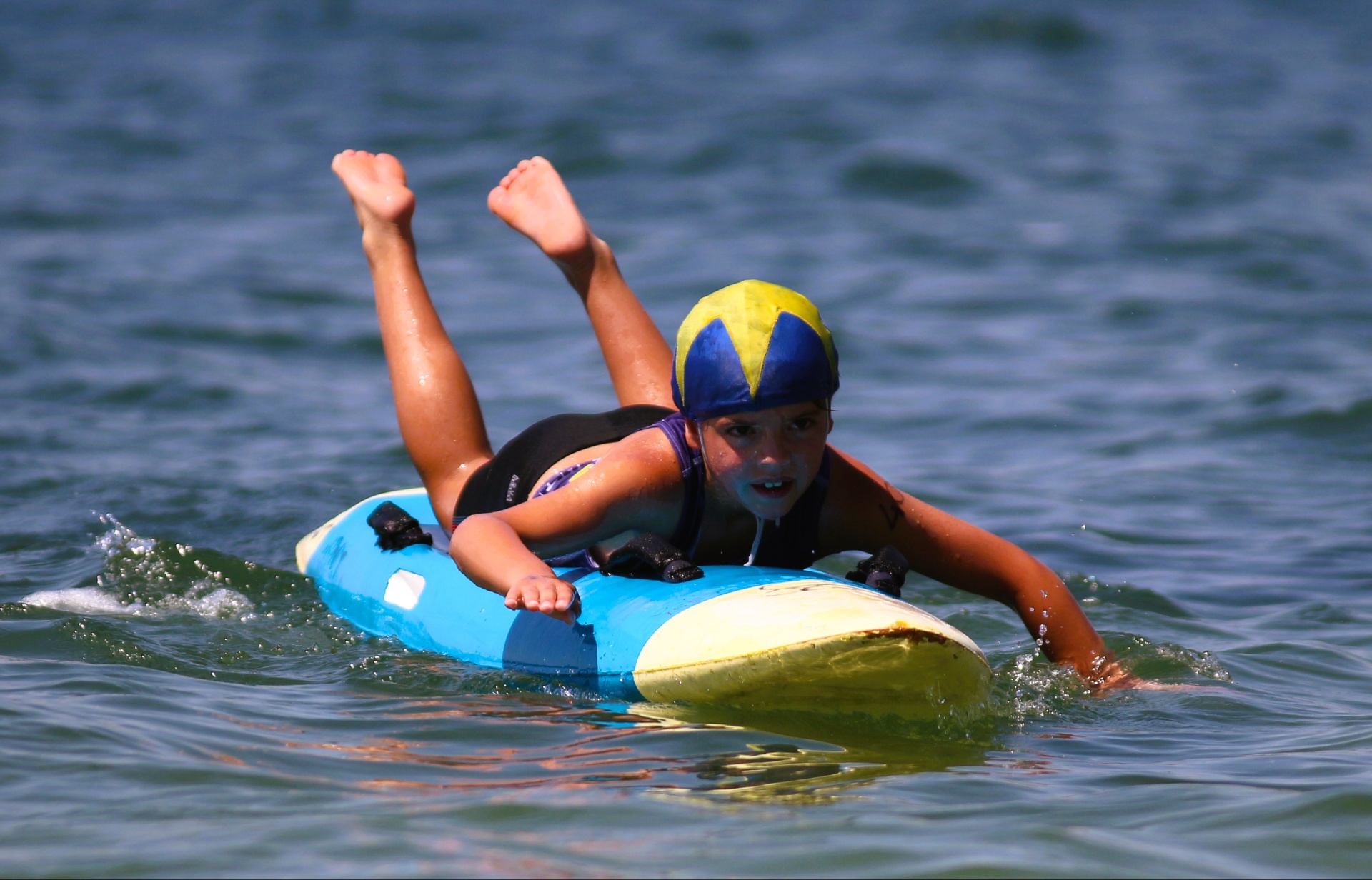Jeune Nippers sur planche de sauvetage en mer