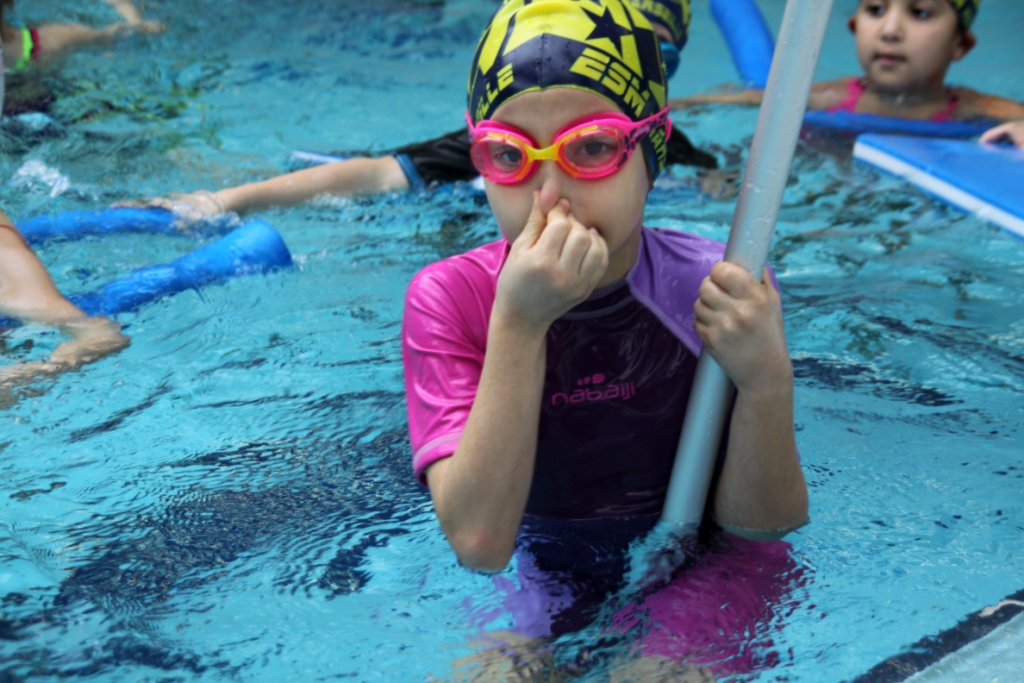 Apprentissage de la natation en piscine