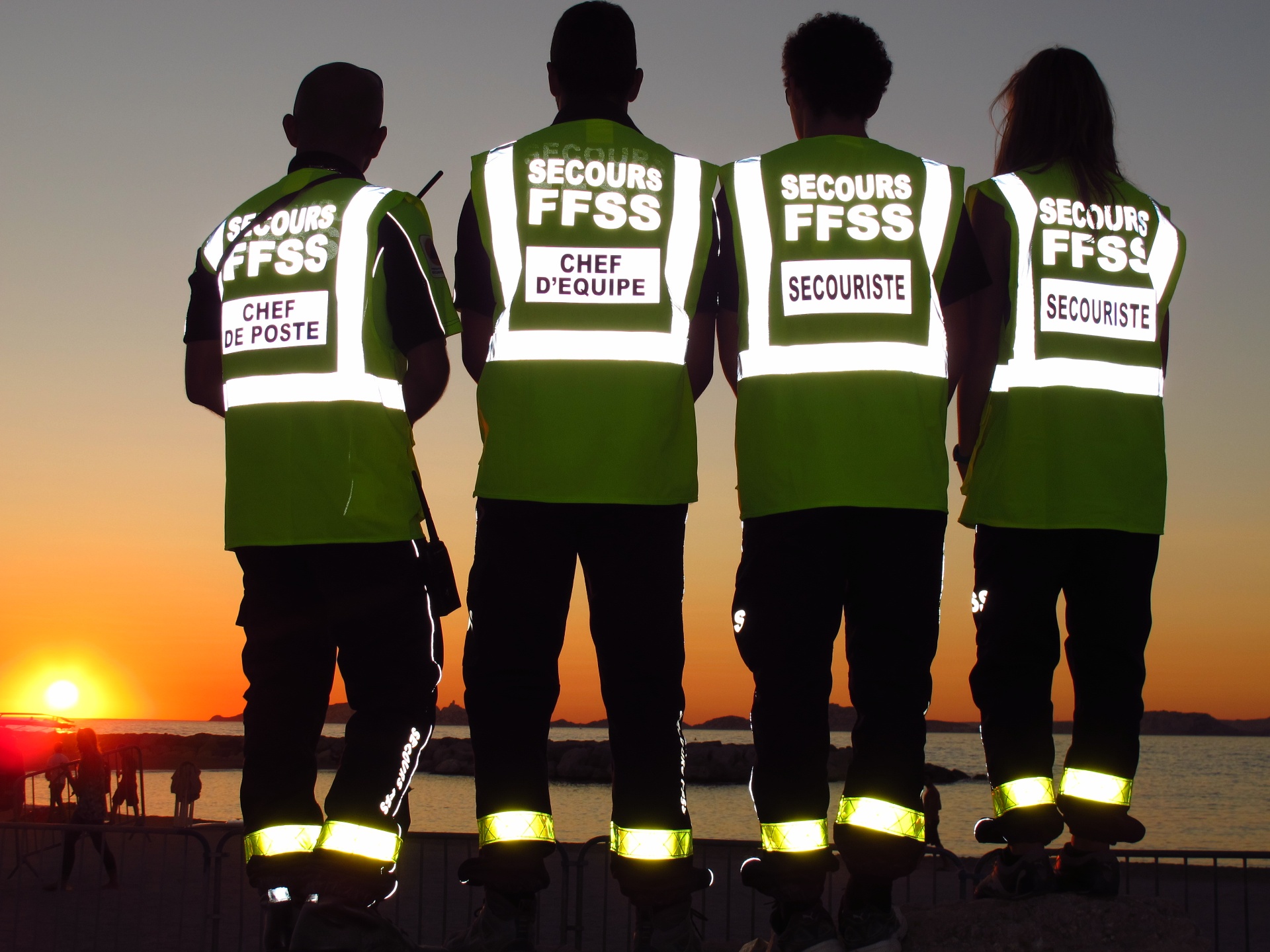 Équipe de secours FFSS au coucher du soleil