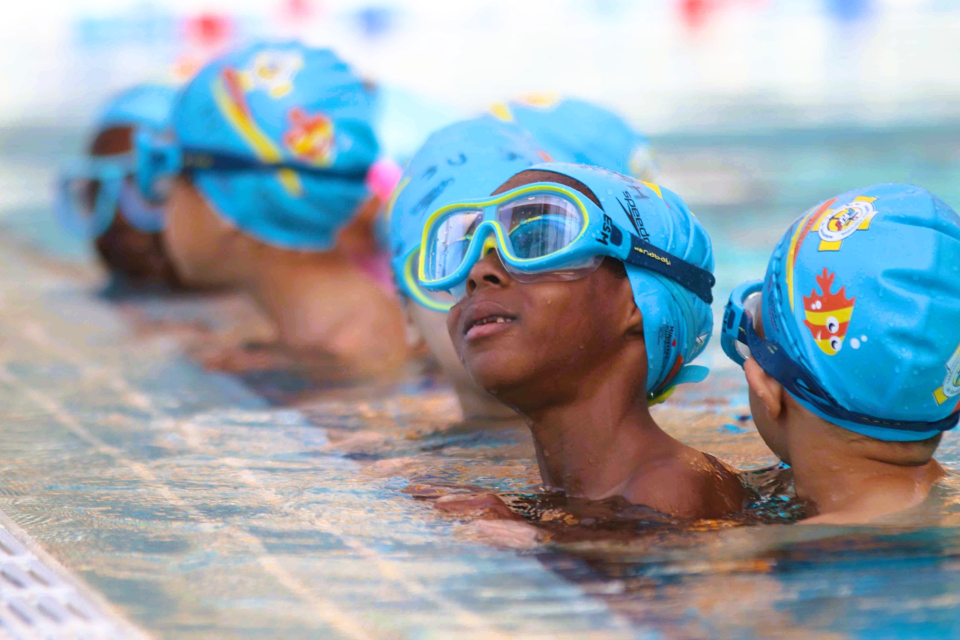 Enfants apprenant à nager en piscine — ESM Marseille