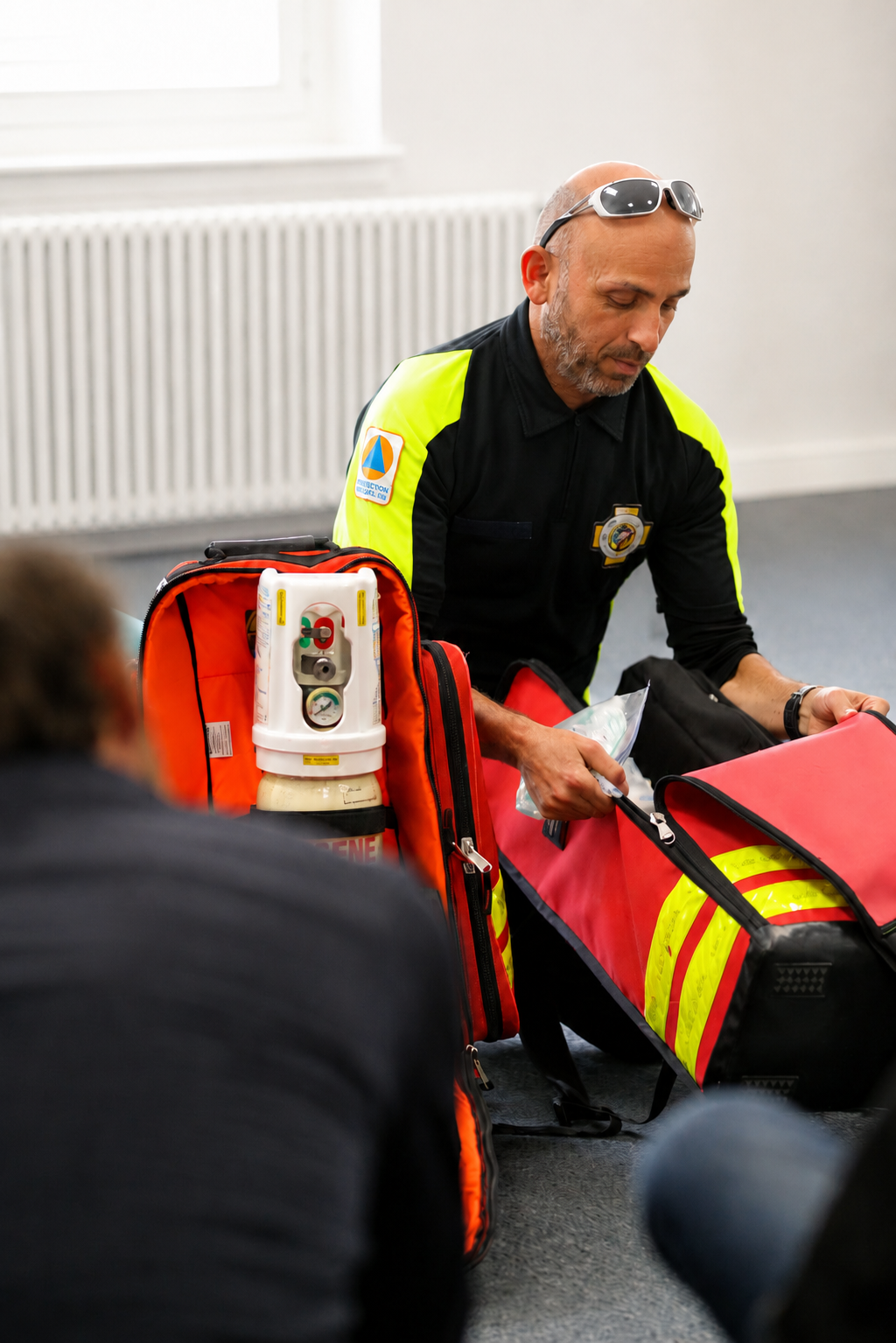 Formateur secourisme préparant le matériel médical — Groupe BNSSA ESM Marseille