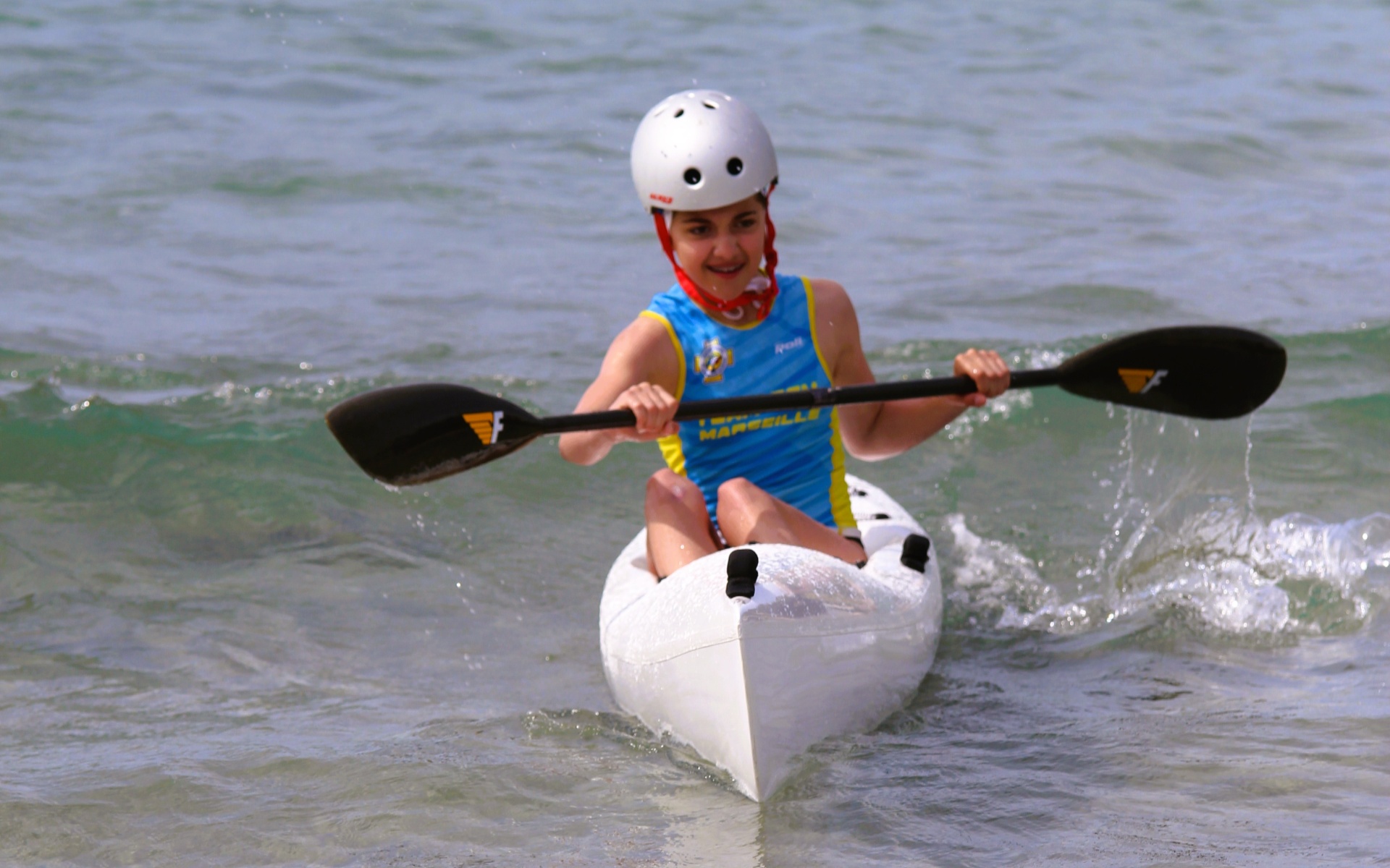 Jeune compétitrice en kayak de sauvetage en mer — ESM Marseille