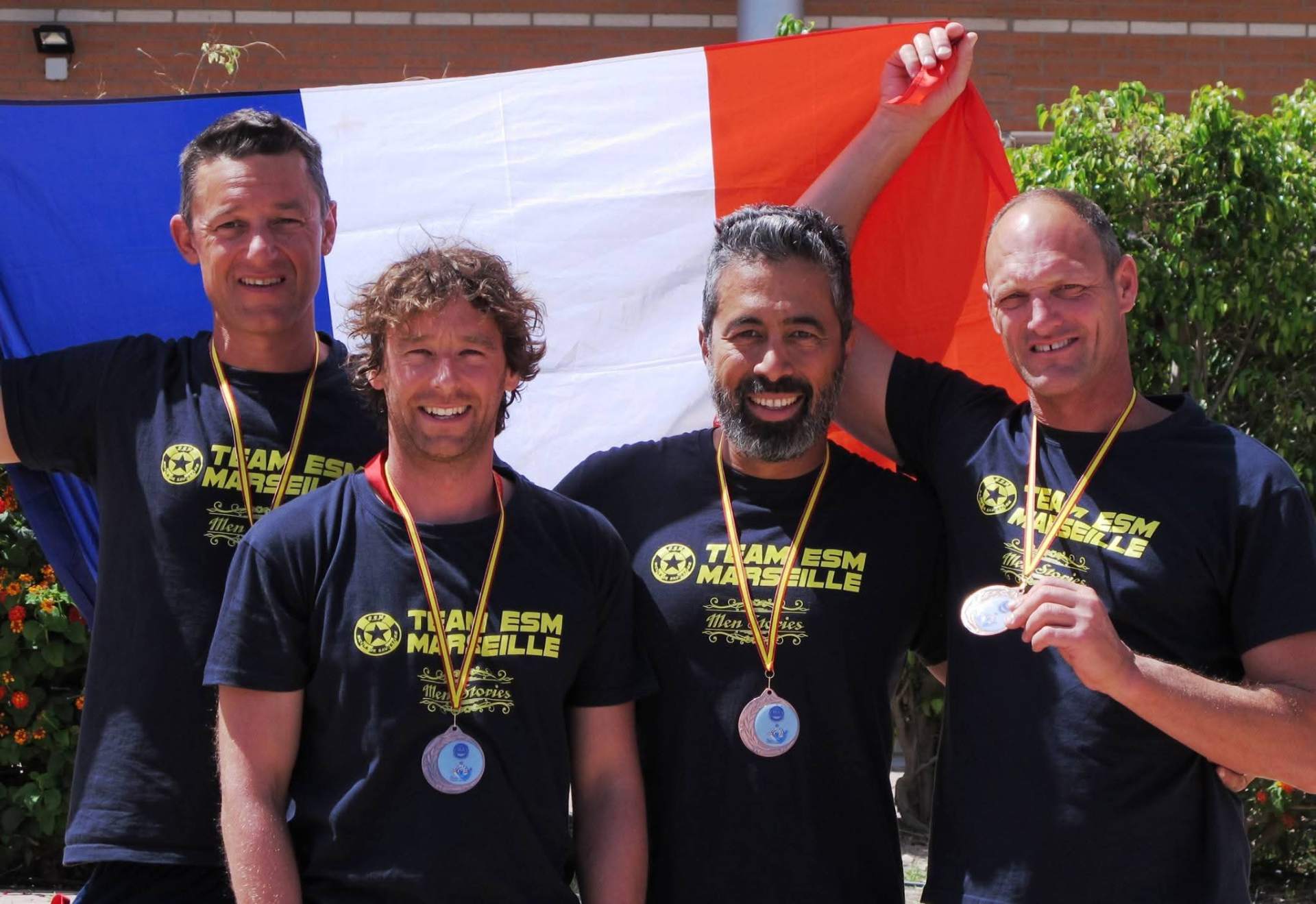 Team ESM Marseille médaillés avec le drapeau français — Compétition Open