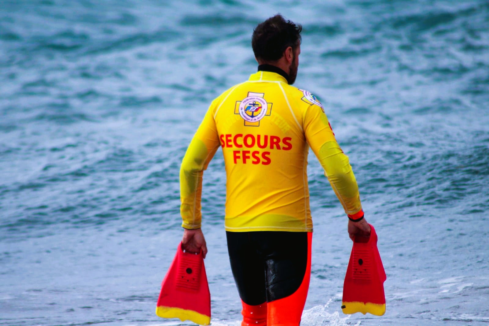 Sauveteur avec palmes rouges entrant en mer — Groupe BNSSA ESM Marseille